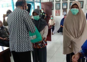 Warga Midai Kembali Mendapat Paket Sembako Dari Bupati Natuna