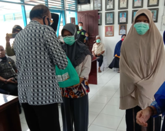 Warga Midai Kembali Mendapat Paket Sembako Dari Bupati Natuna