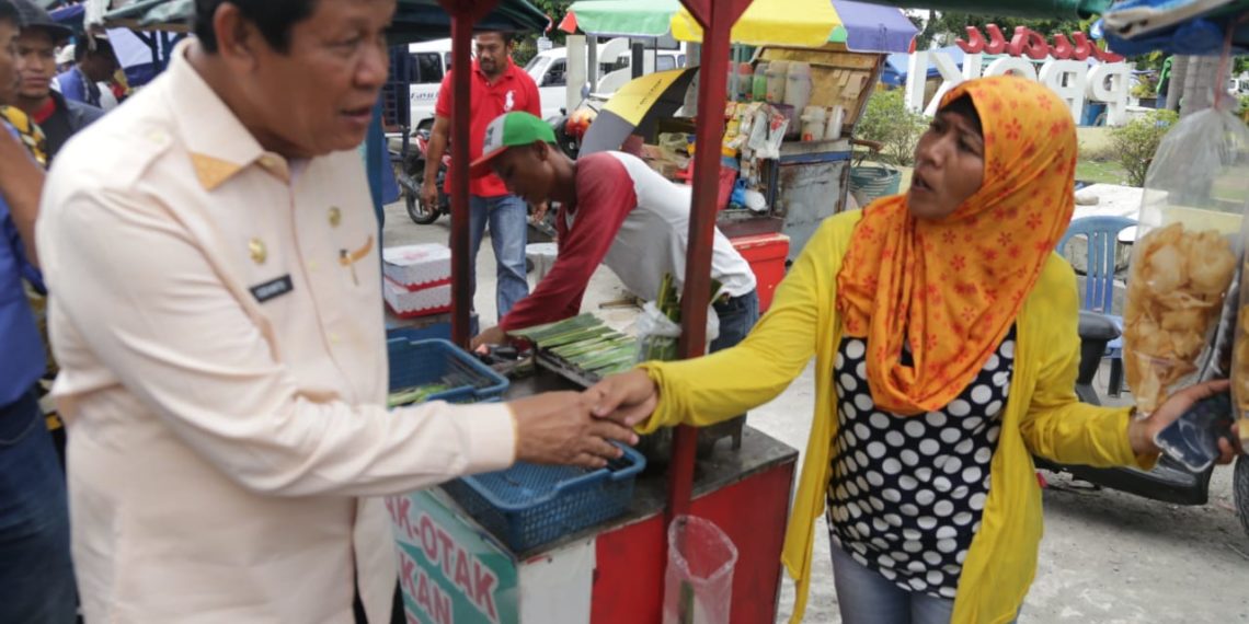 Isdianto, Plt Gubernur Kepri Borong Otak Otak dan Keripik
