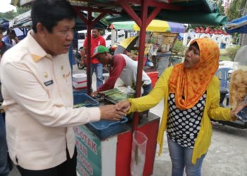 Isdianto, Plt Gubernur Kepri Borong Otak Otak dan Keripik