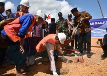 Apri Letakkan Batu Pertama Pembangunan Masjid Raya Kecamatan Mantang 