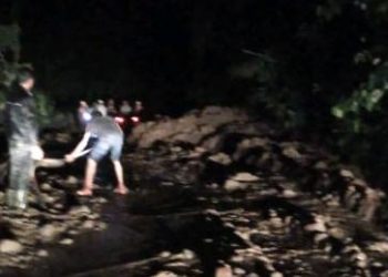 Hujan Deras Mengguyur Agam, Akses Jalan Palembayan Terputus Tertimbun Matrial Longsor