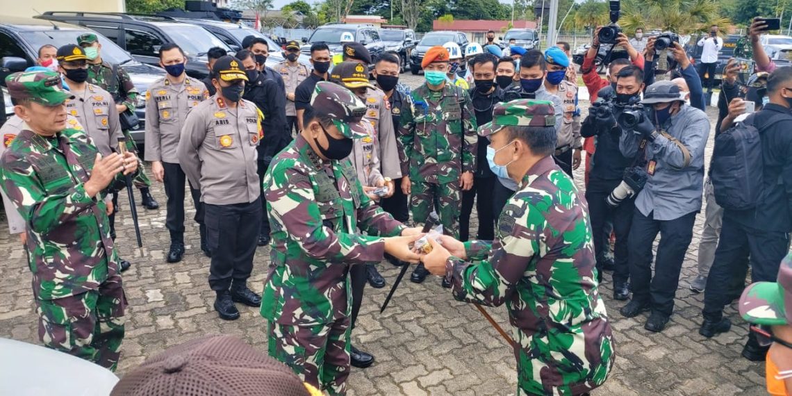Danlantamal IV Sambut Panglima TNI dan Kapolri di Bandara Batam