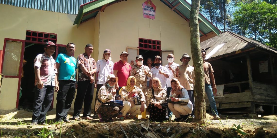 Fraksi partai gerinda padang pariaman serahkan bantuan rumah layak huni