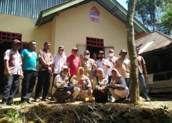 Fraksi partai gerinda padang pariaman serahkan bantuan rumah layak huni