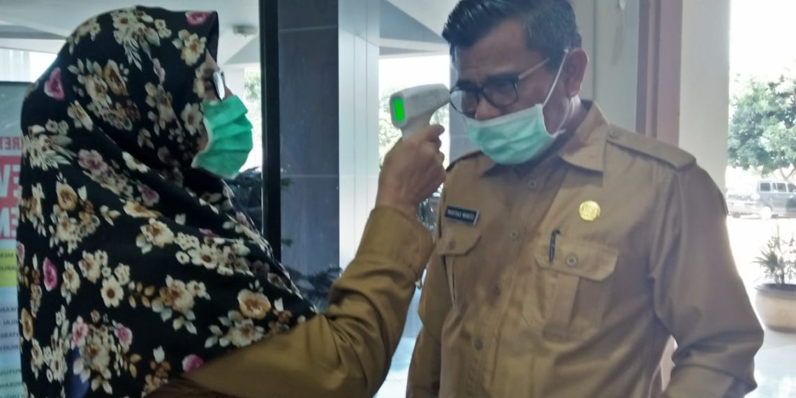 Staf DPRD Kabupaten Agam Control Pengukur Suhu Tubuh Kepada Semua Pengunjung.
