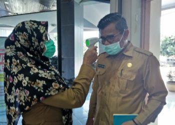 Staf DPRD Kabupaten Agam Control Pengukur Suhu Tubuh Kepada Semua Pengunjung.