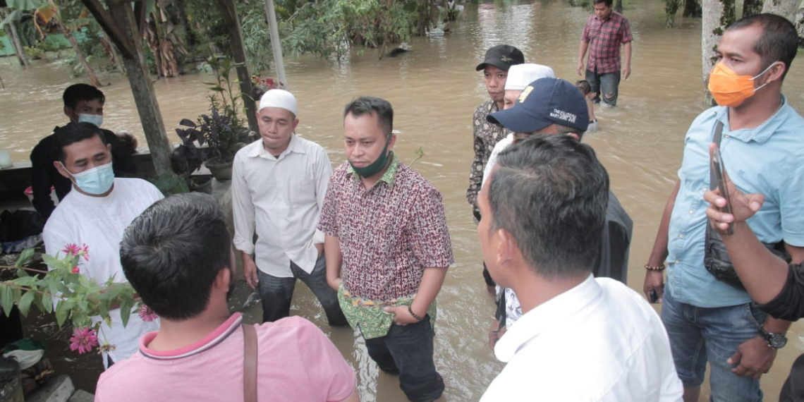 Demi Warga Wabub. Lingga M.Nizar Rela Arungi Luapan Air Sungai.