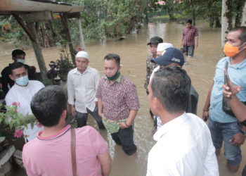 Demi Warga Wabub. Lingga M.Nizar Rela Arungi Luapan Air Sungai.