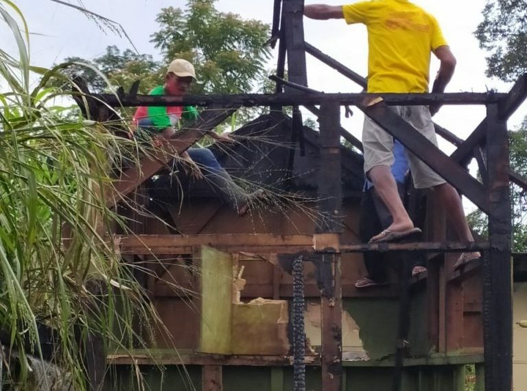 Musibah Kebakaran Rumah Warga, Tim KKT Bangun Kembali.