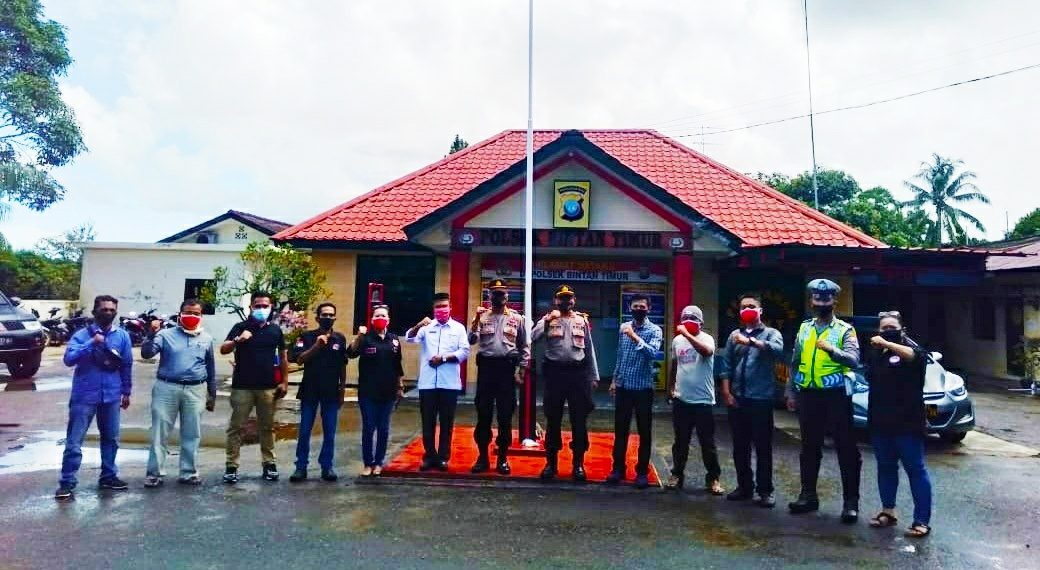 Menuju New Normal FPII dan Polsek, Camat, Bintim Bagikan Masker Upaya Cegah Covid 19