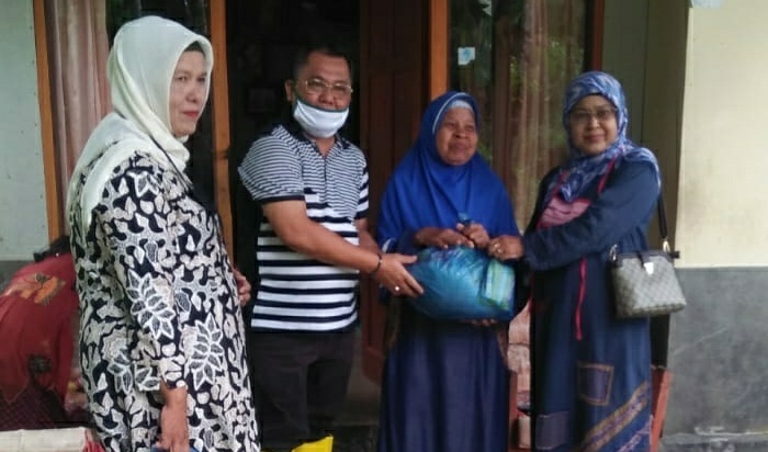 Heppy Naldi Anggota DPRD padang pariaman Salurkan Bantuan Sembako Kepada Warga