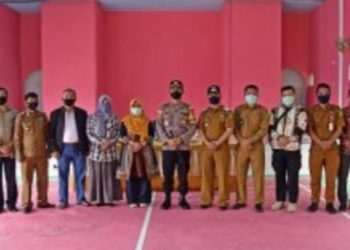 Wabup dan Polres Natuna Terus Membagikan Sembako Kepada Warganya  Terdampak Covid-19