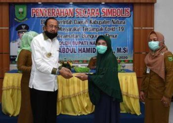 Bupati Natuna Serahkan BLT Kepada 520 KK Warga Terdampak Covid-19