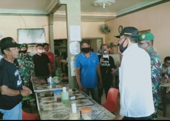 Himbau Warga Untuk Terus Pakai Masker Bupati Natuna Datangi Warung Kopi dan Rumah Makan