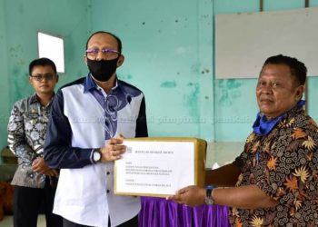 Atasi Dampak Covid-19 Bupati Natuna Terusan Salurkan APD dan Paket Sembako