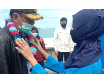 Memakai Masker Bupati Natuna Terus Menyalurkan Bantuan Pangan