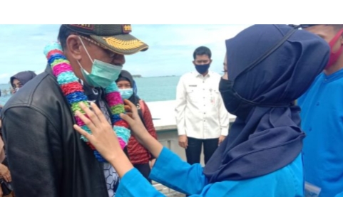 Memakai Masker Bupati Natuna Terus Menyalurkan Bantuan Pangan