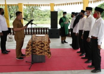 Wabup Lingga Lantik 5  Anggota BPD Desa Resang