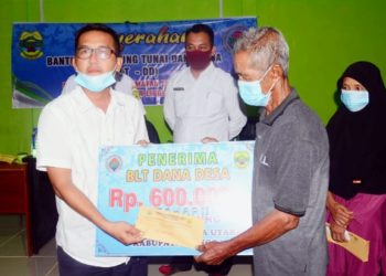 Wakil Bupati Lingga Serahkan BLT-DD Tahap III Desa Limbung