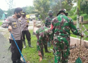 HUT Bhayangkara ke-74 TNI- Polri Goro Bersihkan Makam Pahlawan