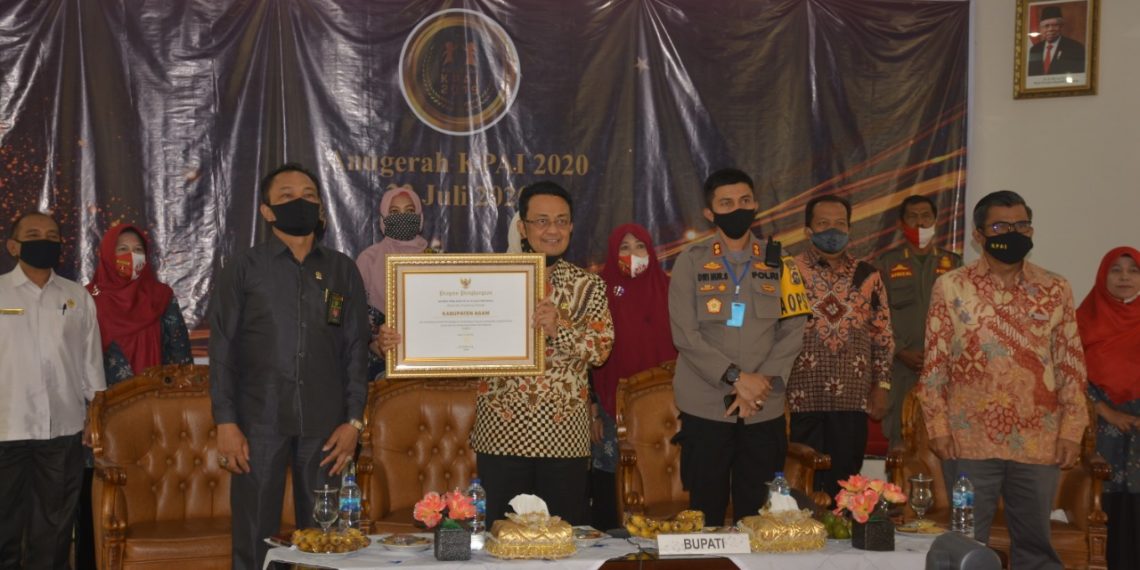Bupati Agam Terima Anugerah KPAI 2020,