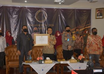 Bupati Agam Terima Anugerah KPAI 2020,