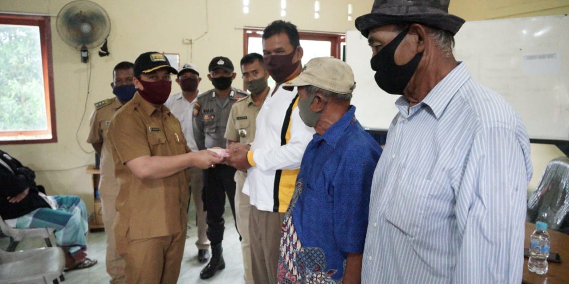 Wakil Bupati Lingga M.Nizar Serahkan BTT Tahap II