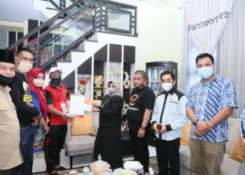 Petugas Coklit KPU Tanjungpinang Datangi Rumah Plt. Wali Kota Rahma di Perum Kencana III