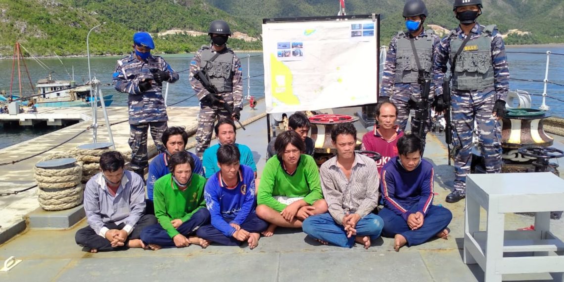 KRI Yos Sudarso 353 Tangkap 2 KIA Vietnam, Diserahkan ke Lanal Ranai