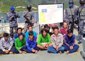 KRI Yos Sudarso 353 Tangkap 2 KIA Vietnam, Diserahkan ke Lanal Ranai