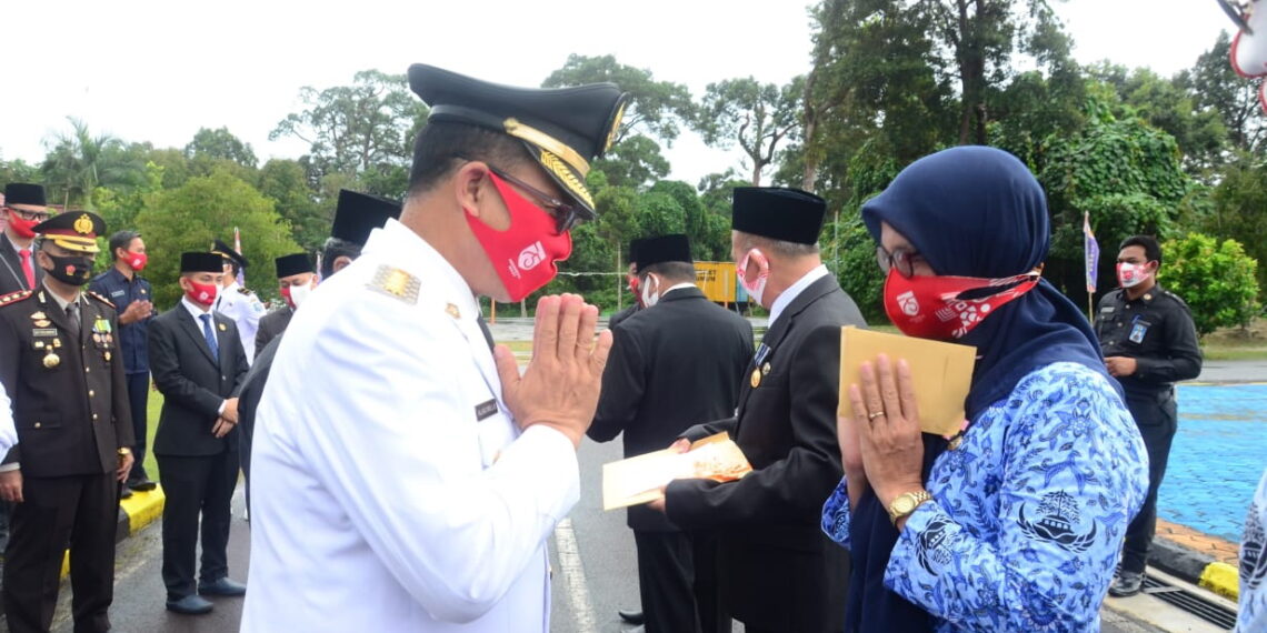 Usai Upacara HUT RI, Pemkab Lingga Serahkan Tanda Kehormatan dan Bantuan