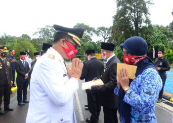 Usai Upacara HUT RI, Pemkab Lingga Serahkan Tanda Kehormatan dan Bantuan