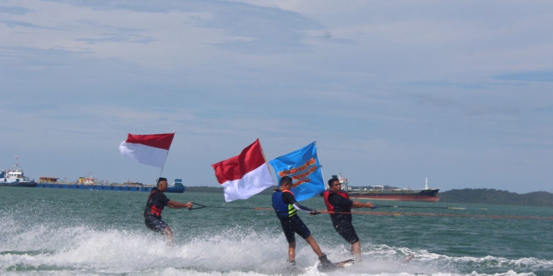 Meriahnya HUT Kemerdekaan RI ke 75, Atlit SKI Air Dan Wakeboard Kibarkan Bendera Merah Putih Dengan Main SKI Air Di Pulau Bau