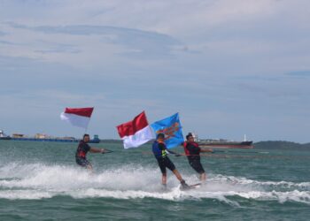Meriahnya HUT Kemerdekaan RI ke 75, Atlit SKI Air Dan Wakeboard Kibarkan Bendera Merah Putih Dengan Main SKI Air Di Pulau Bau