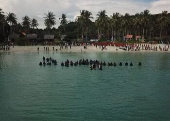 Semangat NKRI 75 Penyelam Kepri Kibarkan Bendera Merah Putih Dibawah Laut