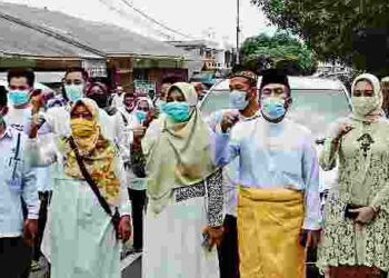 Mendaftar ke KPU Mustamin dan Derry Diarak Bak Pengantin Baru