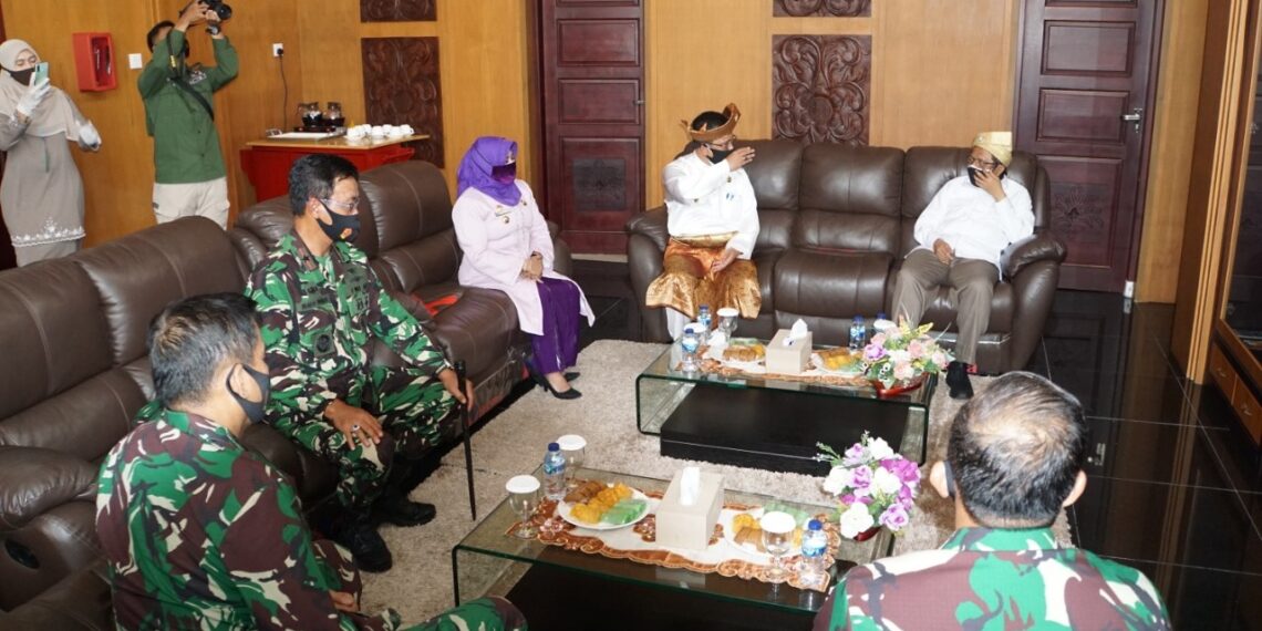 Danlantamal IV Sambut Menkopolhukam Ri Di Bandara RHF