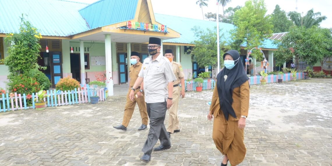 Pjs Bupati Kunjungi Siswa Perdana Kembali Belajar Tatap Muka Dirumah Sekolah