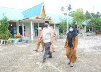 Pjs Bupati Kunjungi Siswa Perdana Kembali Belajar Tatap Muka Dirumah Sekolah