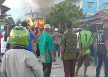 Rumah Nasution Di Jalan Hangtuah Ranai Terbakar