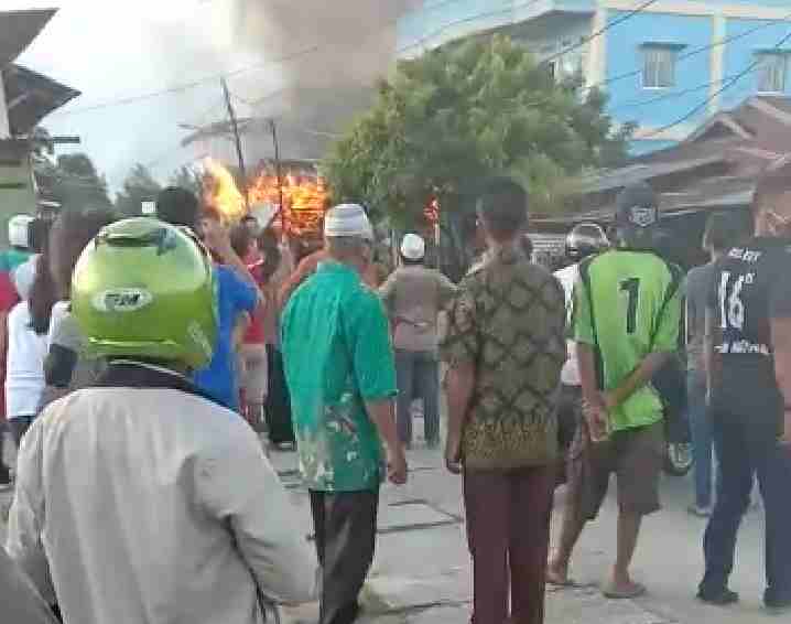 Rumah Nasution Di Jalan Hangtuah Ranai Terbakar