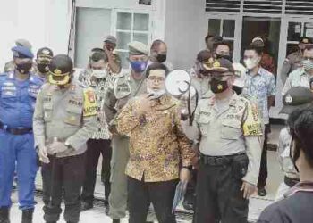 Wakil Ketua I DPRD Natuna Berhasil Tenangkan Aksi Puluhan Mahasiswa Tolak UU Cipta Kerja