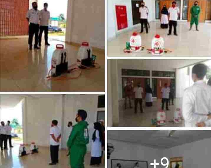 Pencegahan Penyebaran Covid-19 di Sekolah, Disdik Natuna Bersama PMI lakukan Penyemprotan Disinfektan