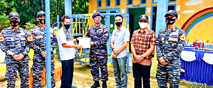 Guspurla Koarmada I Berikan Bantuan Kepada TK dan PAUD di Desa Sabang Mawang