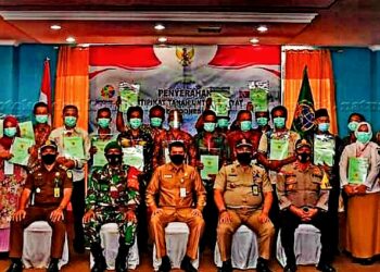 Melalui Vidcon, Sekda Natuna Saksikan Penyerahan Sertifikat Tanah untuk Rakyat se-Indonesia oleh Presiden-RI