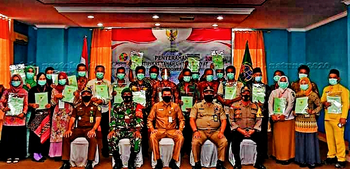 Melalui Vidcon, Sekda Natuna Saksikan Penyerahan Sertifikat Tanah untuk Rakyat se-Indonesia oleh Presiden-RI