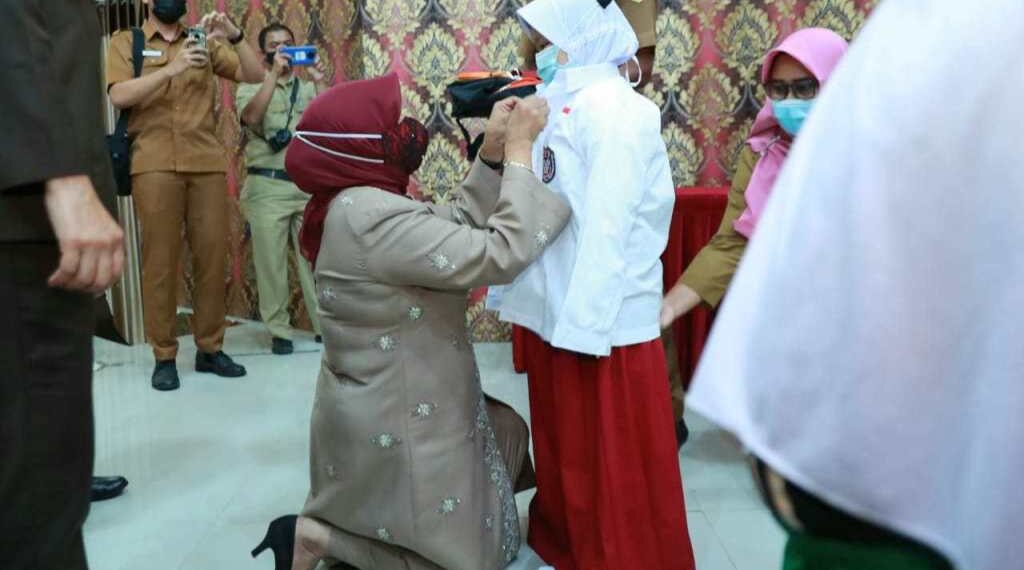 Walikota Tanjungpinang Serahkan Seragam Sekolah Gratis, Untuk Siswa Baru SD & SMP
