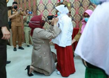 Walikota Tanjungpinang Serahkan Seragam Sekolah Gratis, Untuk Siswa Baru SD & SMP 