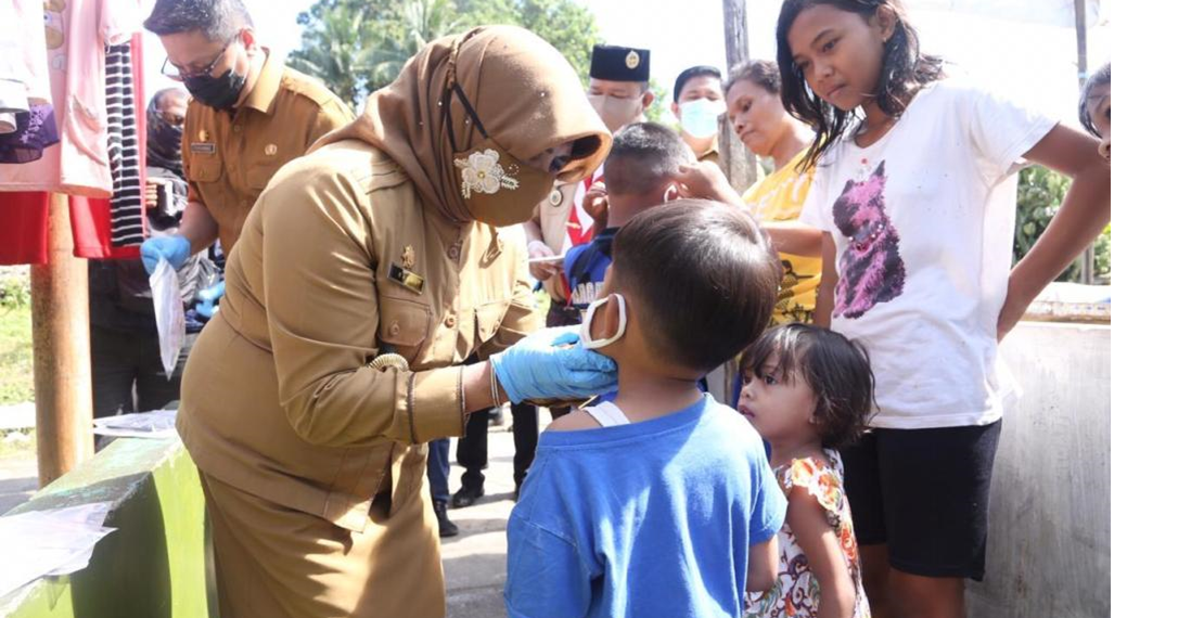 Rahma Bagikan Masker Gratis Kemasyarakat Secara Door To Door